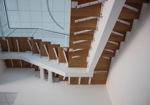 Nuova scala in acciaio e legno. Area Gallery