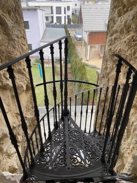 SCALA A CHIOCCIOLA IN GHISA INCASTONATA NELLA PIETRA