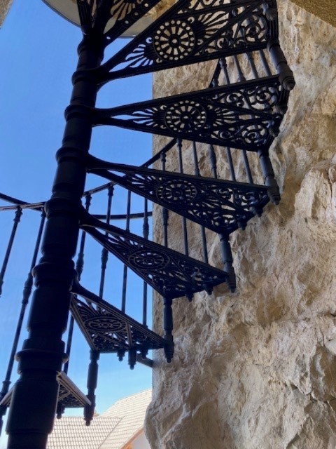 SCALA A CHIOCCIOLA IN GHISA INCASTONATA NELLA PIETRA