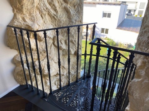 SCALA A CHIOCCIOLA IN GHISA INCASTONATA NELLA PIETRA