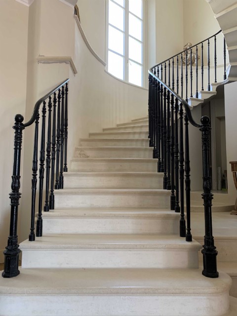RINGHIERA IN GHISA NERA SU SCALA IN MARMO 